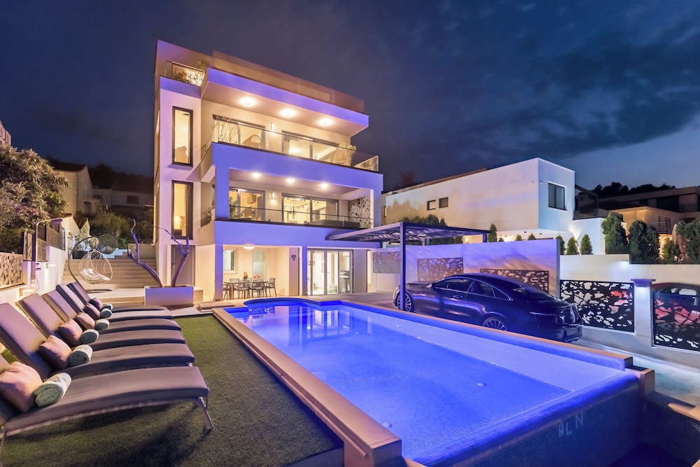 Villa Palace Al Nera Luxurius at sea With 2 Swimming Pools Saunas