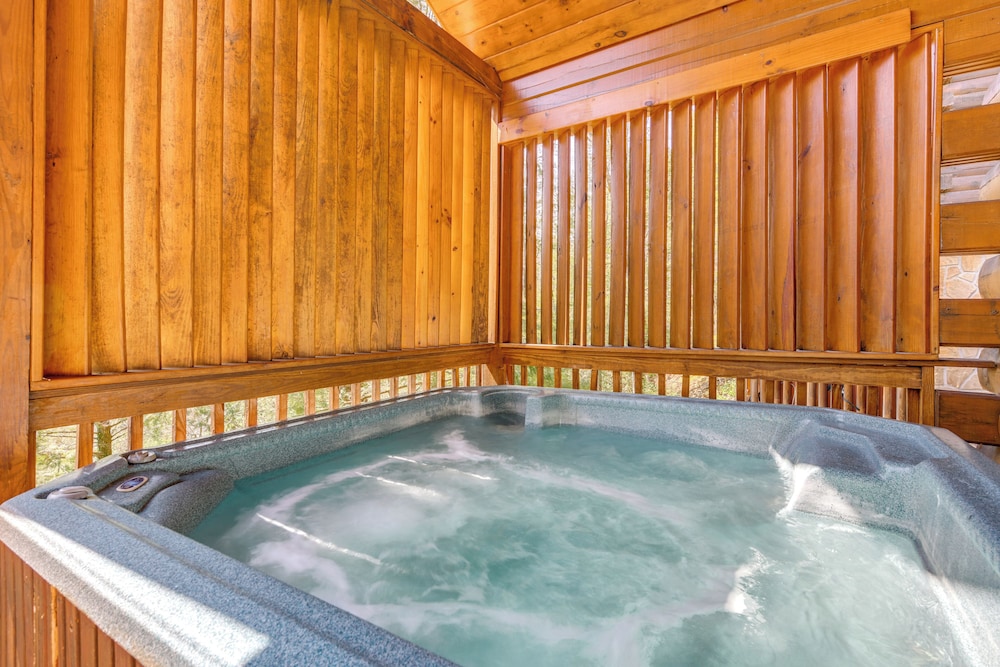 Smoky Mtn Escape w/ Hot Tub: 4 Mi to Gatlinburg!