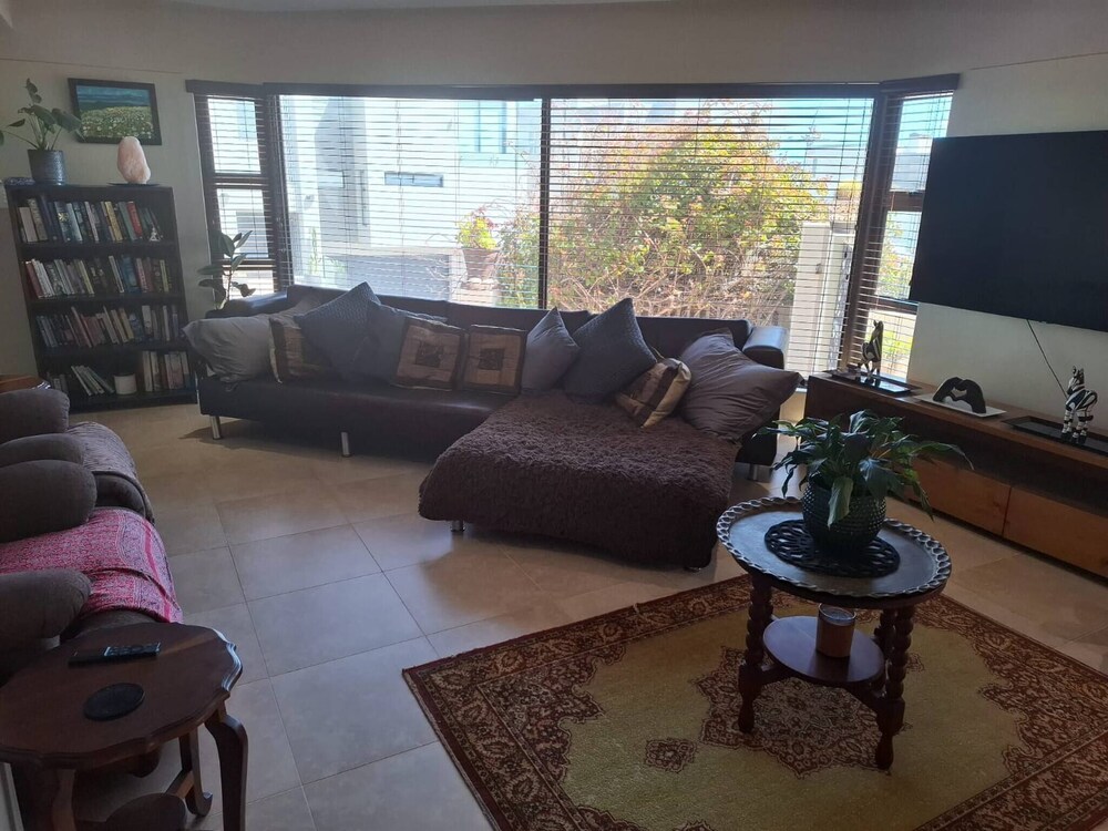 Whispering Waves - Serene Langebaan Getaway With Breathtaking Views