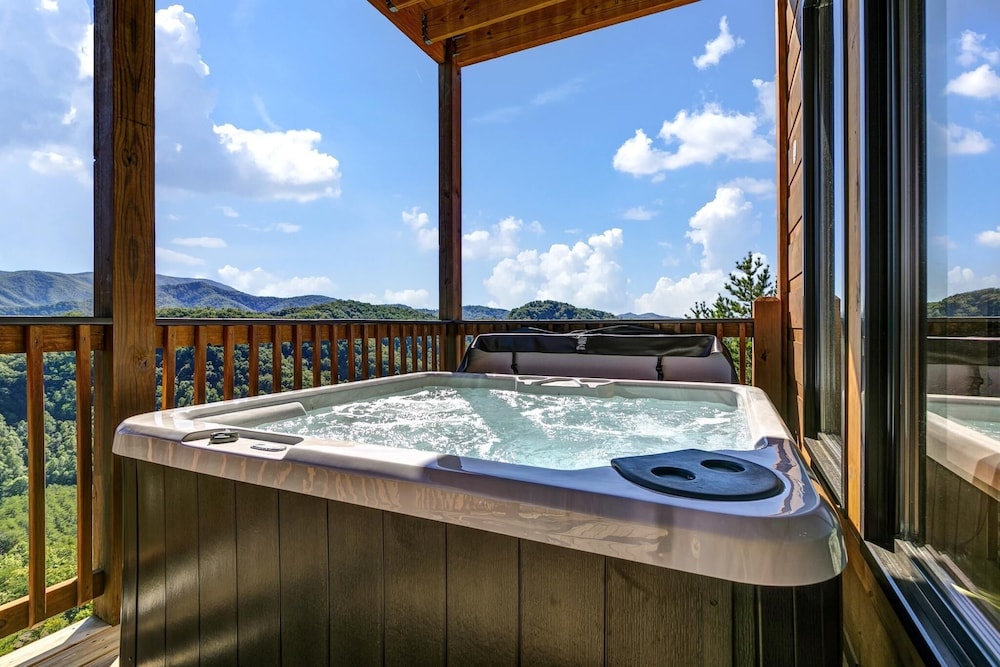 Bear Hugs - 5 Bedrooms, 5.5 Baths, Sleeps 20 5 Cabin by RedAwning view 4