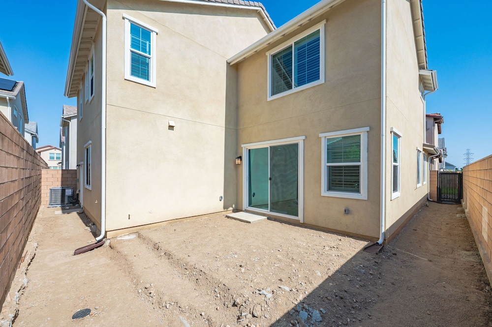 Spacious 5BR Getaway w Game Room Modern Comfort