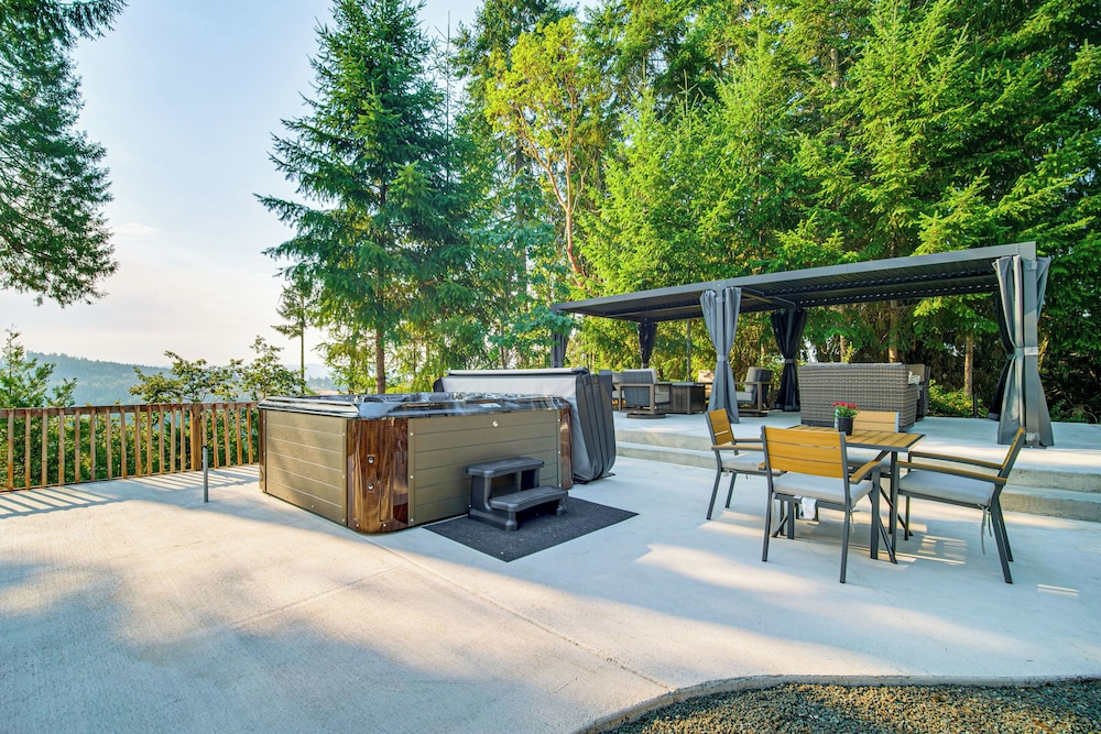 4 Mi to River: Umpqua Valley Villa w/ Fire Pit!