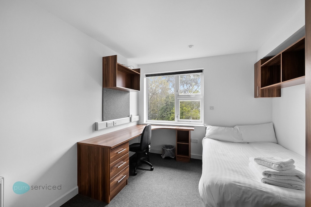 8 Bed Apartment @ Derriford Stays by Pureserviced