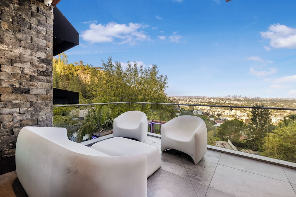 Villa Kaleida - Sleek Modern Sunset Villa With Eclectic Style & Infinity Pool