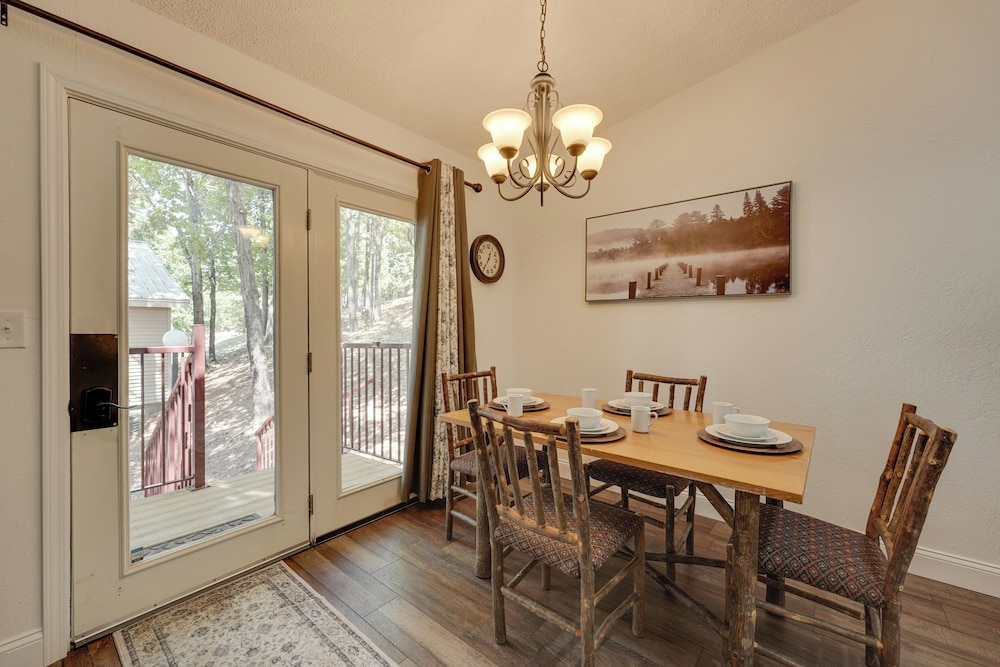 3 Mi to Table Rock Lake: Cozy Cabin in the Woods!