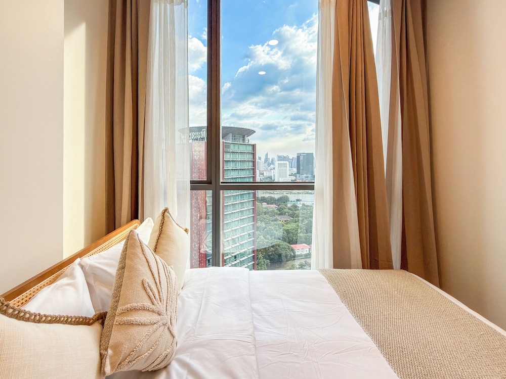 Luxury Downtown Bangkok 2BR 2BA · Sky Pool Gym · 5min Walk to Siam Paragon