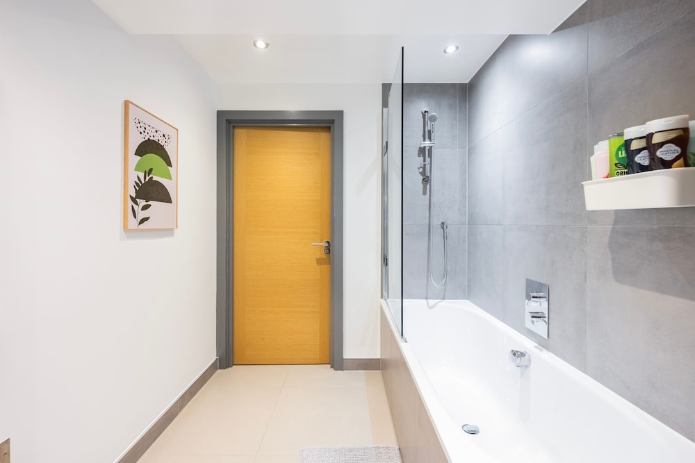 2 Bed 2 Bath Deluxe Flat in Kensington