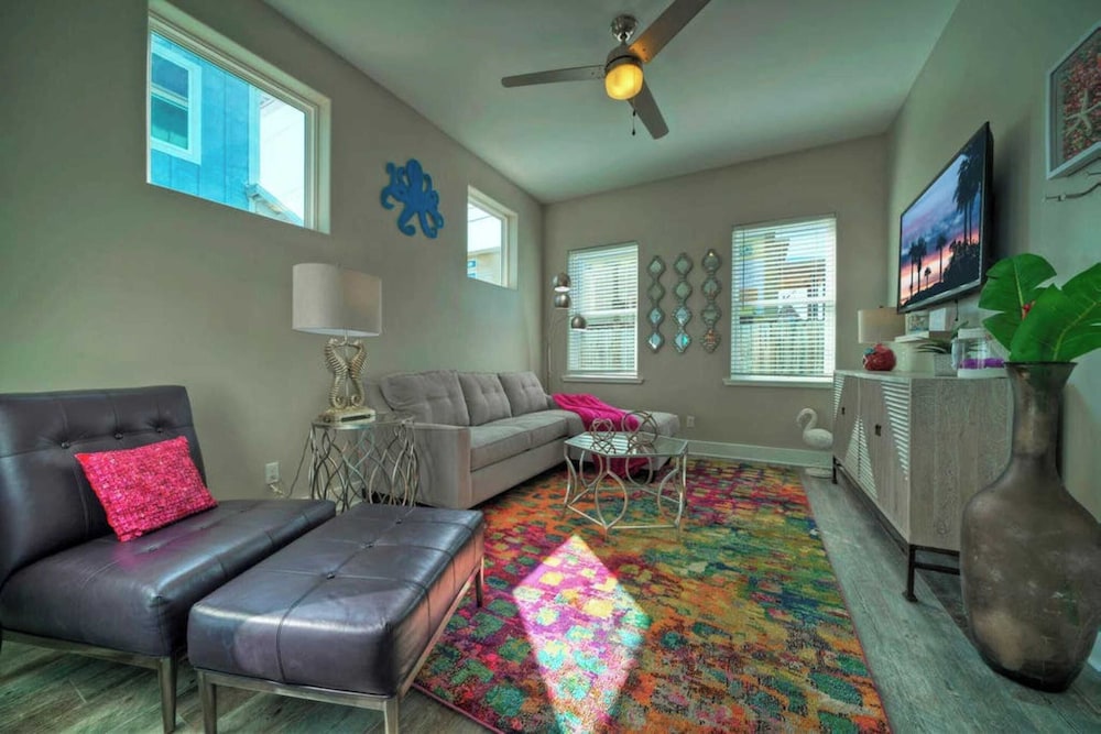 Sleeps 21, 2 Homes 2 Private Pools, Fire Pit, Swing Bar Walk to the Beach