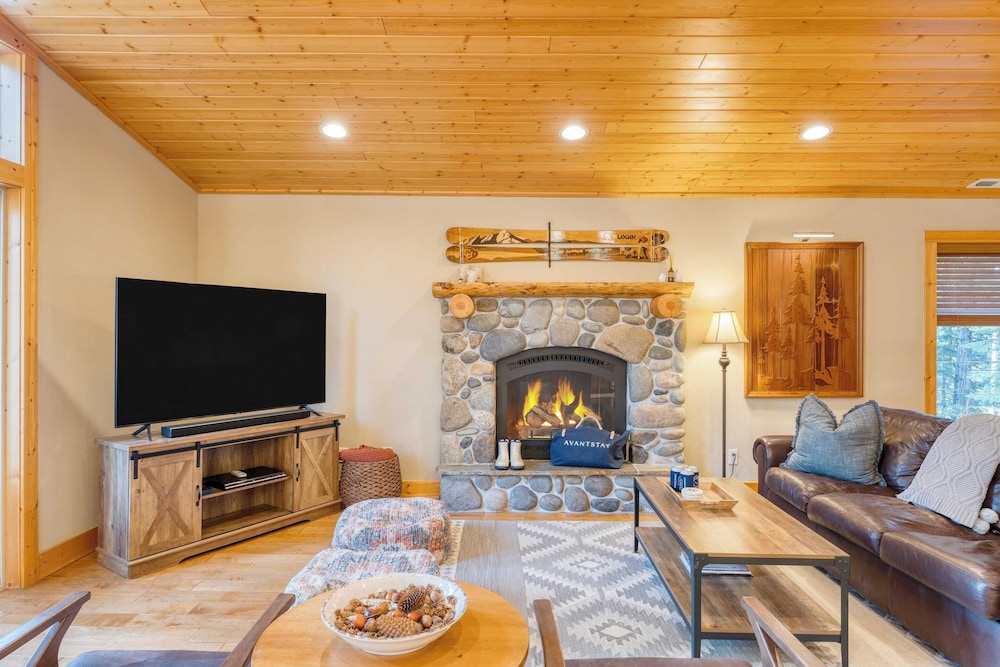 Washoe Chalet by Avantstay Game Room, Hot Tub, Putting Green & Fire Pit