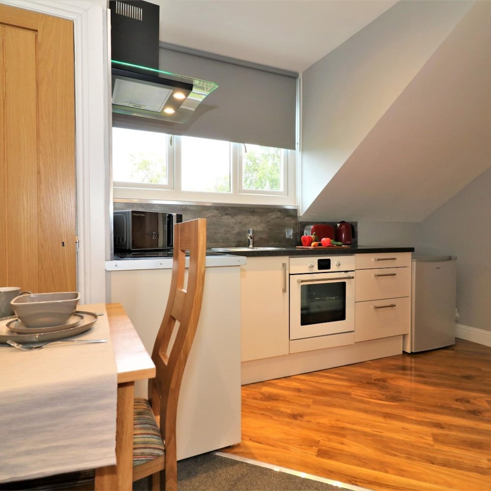 Linden Cottage Room 4 - Airdrie view 2