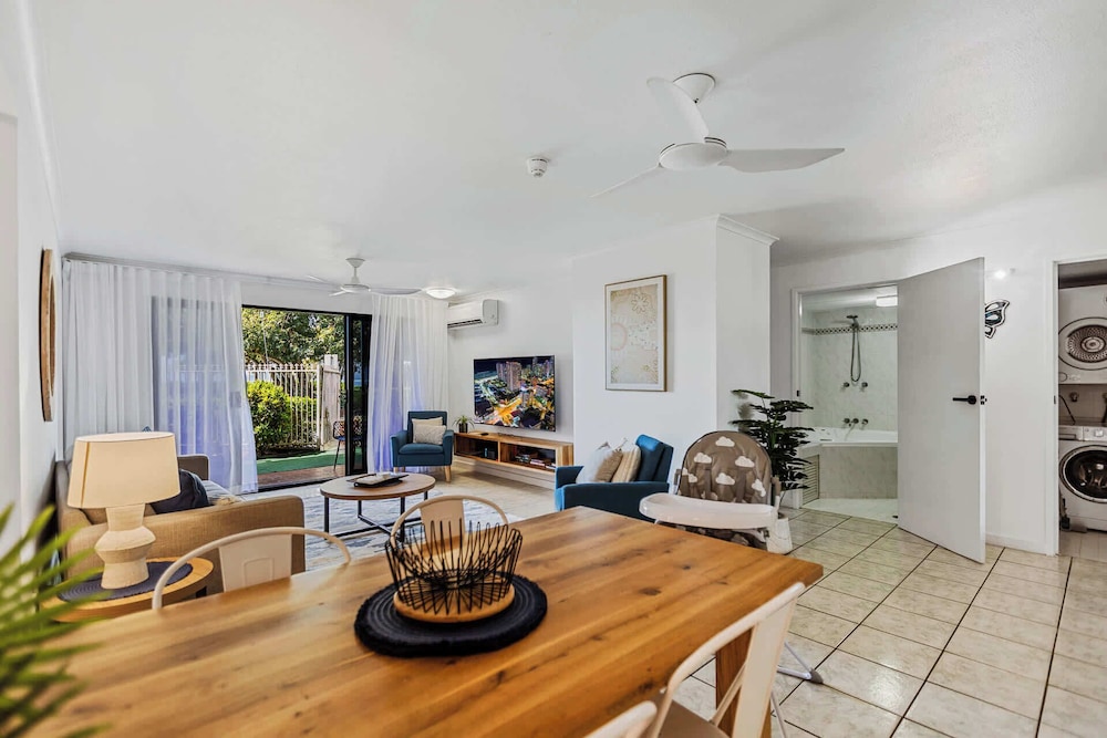 Rainforest Reef Retreat - Esplanade Ground-floor Apartment