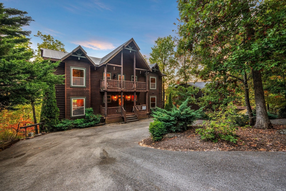Grand View Lodge Panoramic Views Hot Tubs Game Room Theater Sleeps 56 Guests