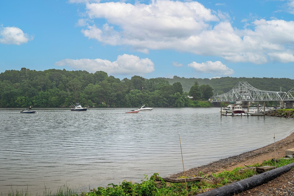Cottage-chic Retreat < 1 Mi to Connecticut River!