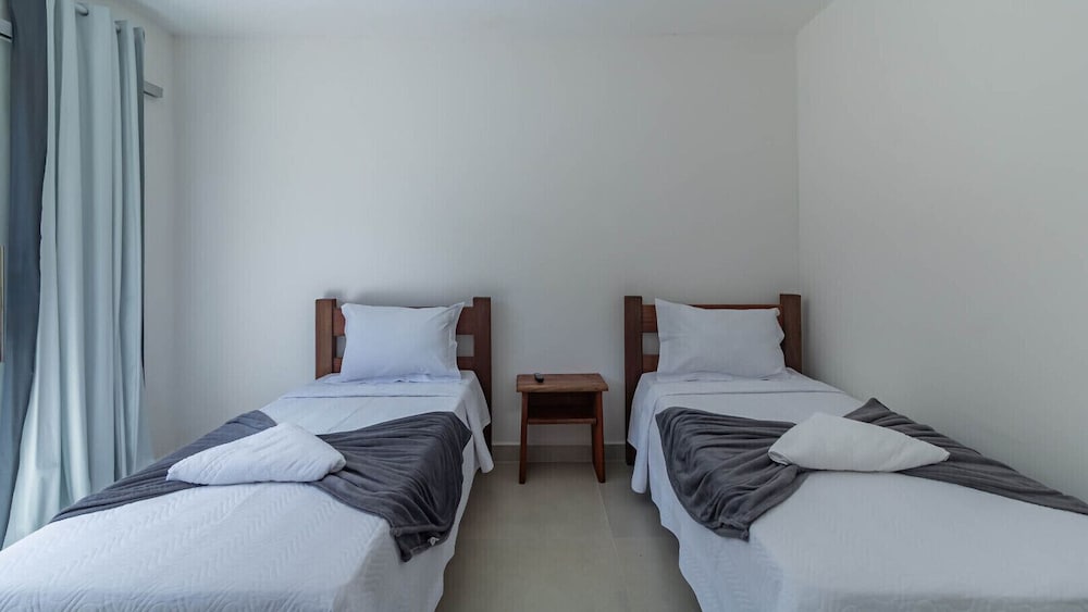 Casa Pet-friendly em Cond com Piscina e 5 Su tes