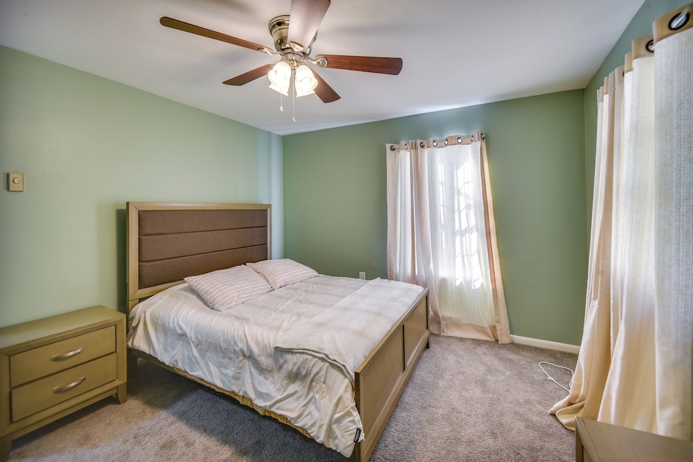 < 1 Mi to Beach! Quaint Norfolk Duplex w/ Yard