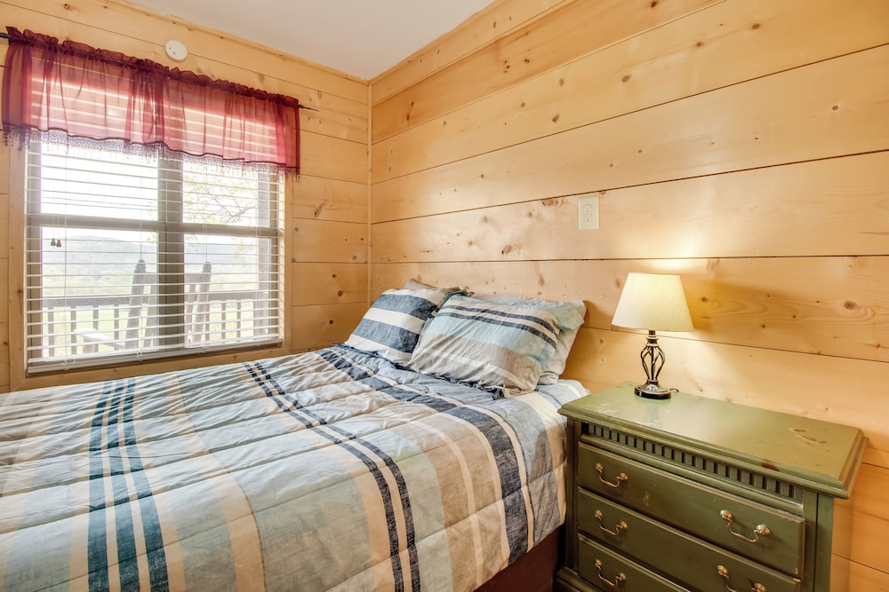 Cabin Getaway in Mountain View w/ Porch + Grill