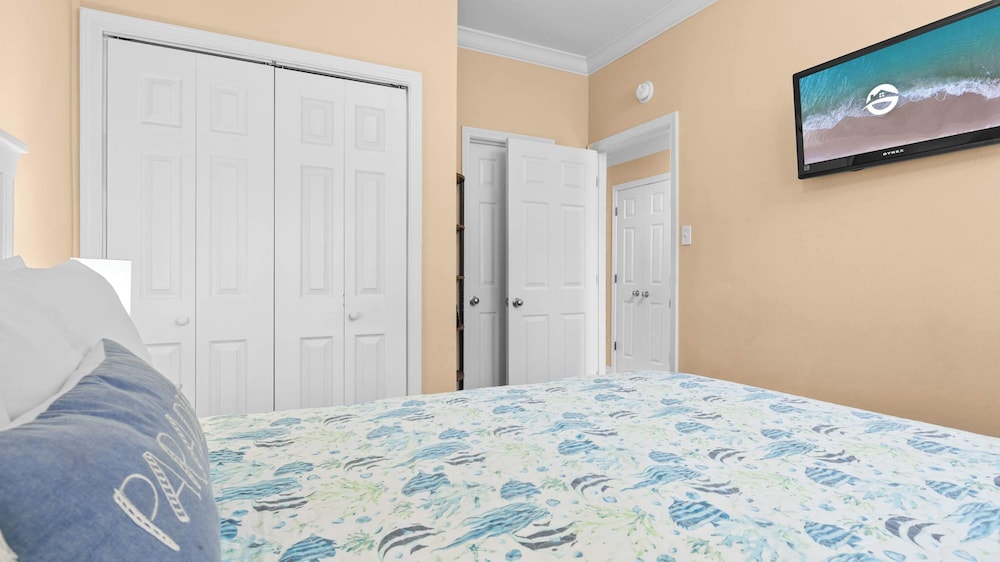 Cozy Family Home - Community Pool, Private Porch, 10-minute Walk to Beach