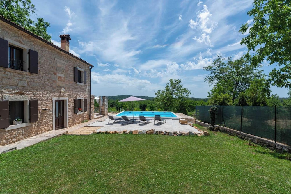 Holiday House with Pool Villa Ladybug
