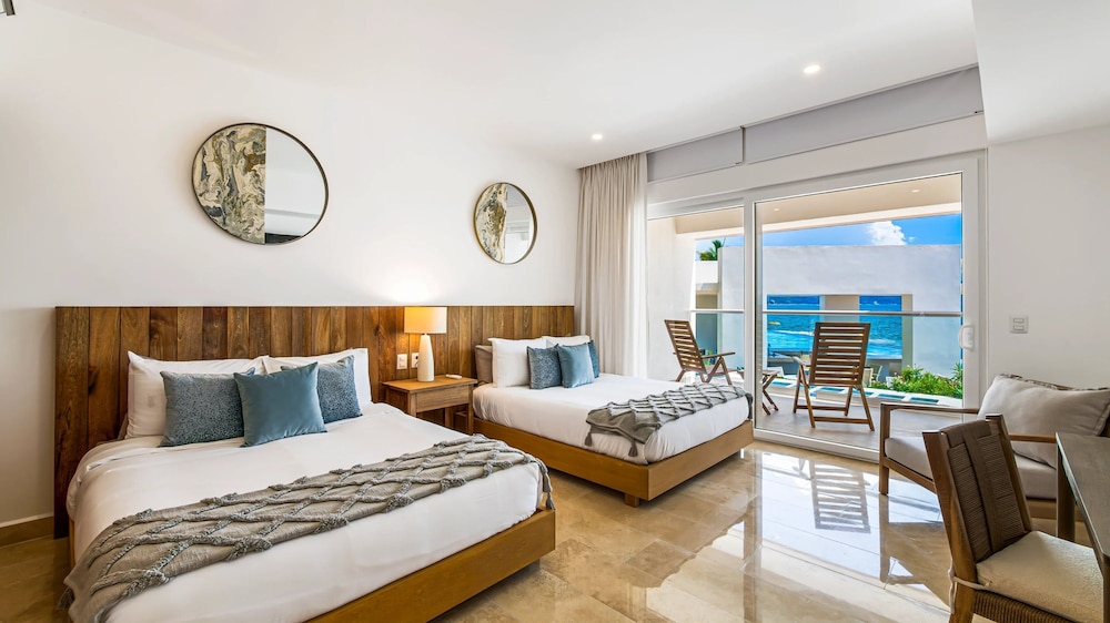 Beachfront Private Pool Theatre Room Views