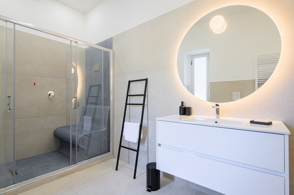 Into Mann in Naples With 5 Bedrooms and 5 Bathrooms