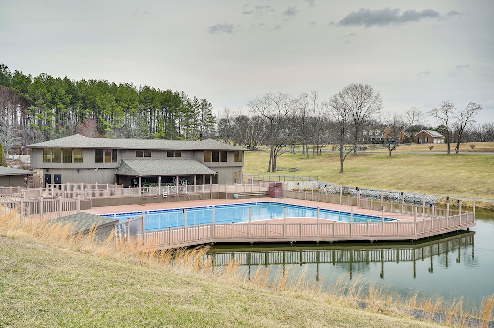 Pool Access: Peaceful Cabin in The Woods Resort!