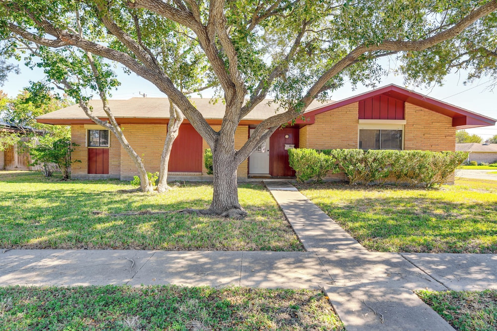 Game Room & Grill: Family Home in Corpus Christi!