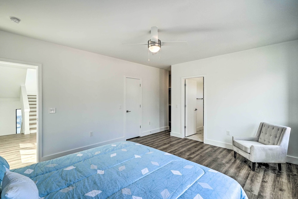Spacious & Modern Townhome 6 Mi to Duke!