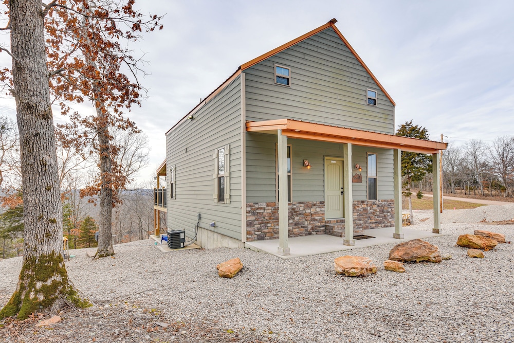 Covered Porch & Fire Pit: Cabin in Richland