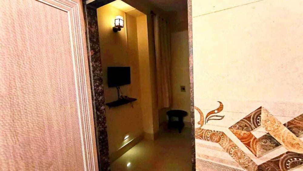 Sada Shiv Guest House near Ganga river