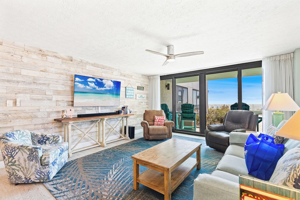 Steps to Paradise: Ground-floor 2br/2ba Beachfront Condo, Sleeps 8, Gulf Views!