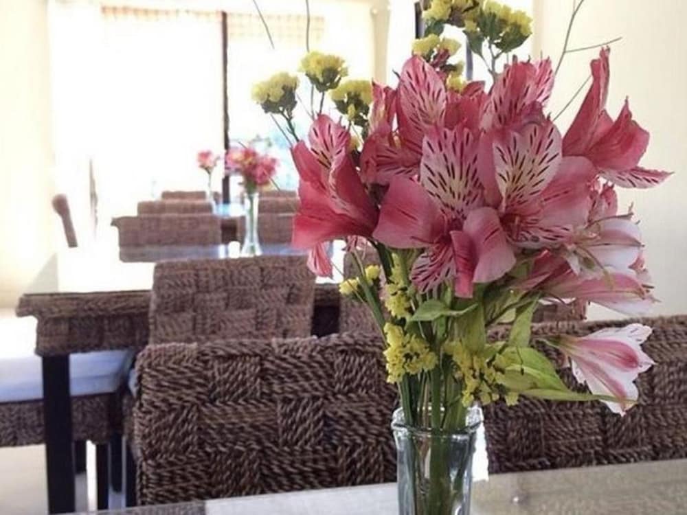 Farmhouse Hotel & Cafe