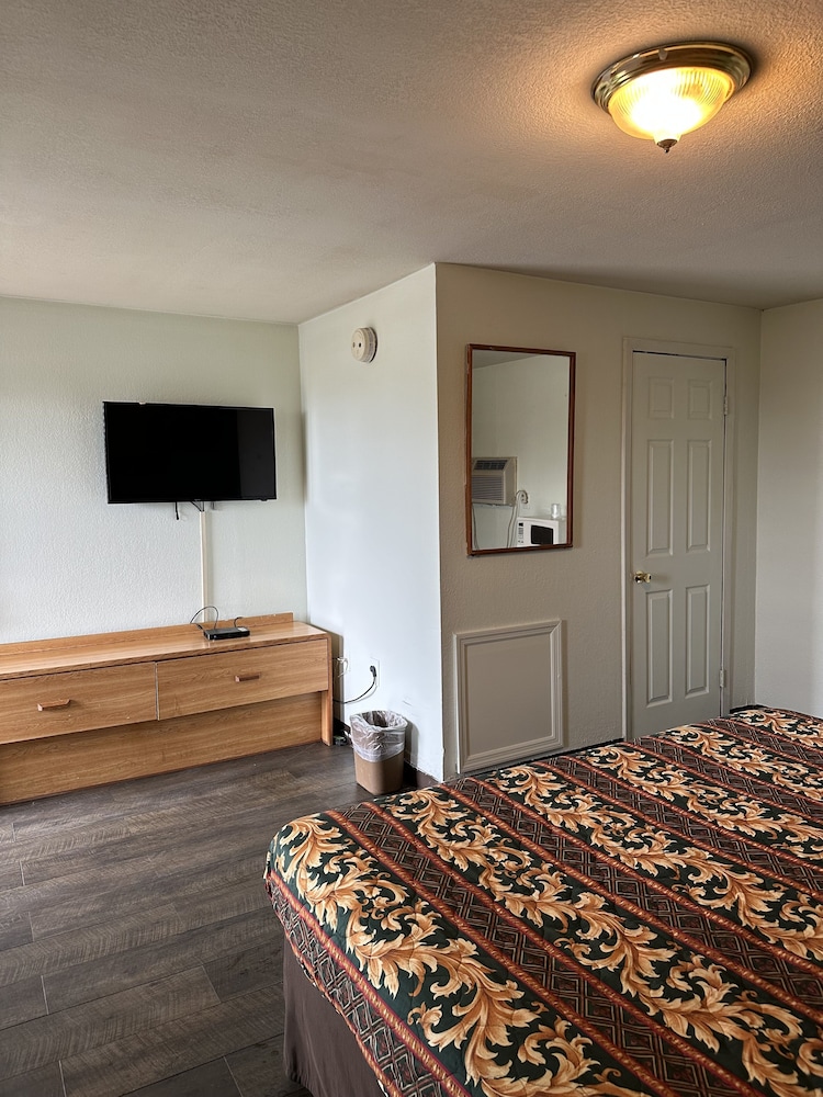 Hillcrest Motel By OYO Aurora IN Near Lawrenceburg view 2