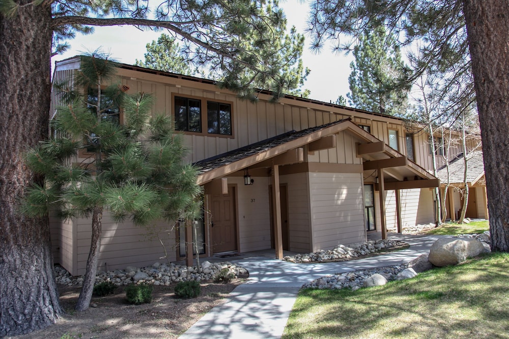 Villa de los Pinos 16 Rustic, Pet-Friendly with Gorgeous Mountain Views by RedAwning