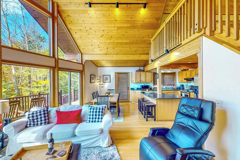 3BR Home w/ Private Hot Tub, Kayaks & Lake Views