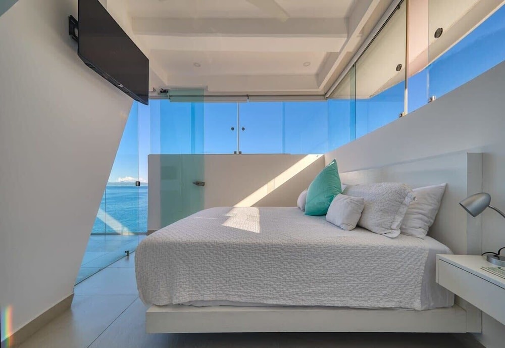 Luxurious 2BR Condo - Amazing Ocean View - Pool