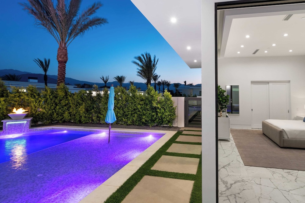 Sleeps 23 Pool, Hot Tub & Putting Green Minutes to Golf & Dining Bravo Villa #7 by Avantstay