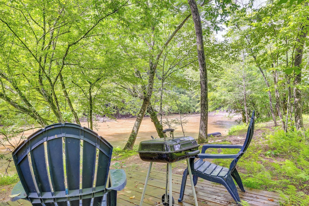 Hot Tub & Deck: Riverfront Mccaysville Cabin!