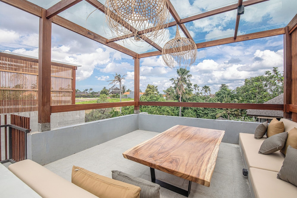 Modern 4BR Canggu Retreat Just 8mins to the Beach