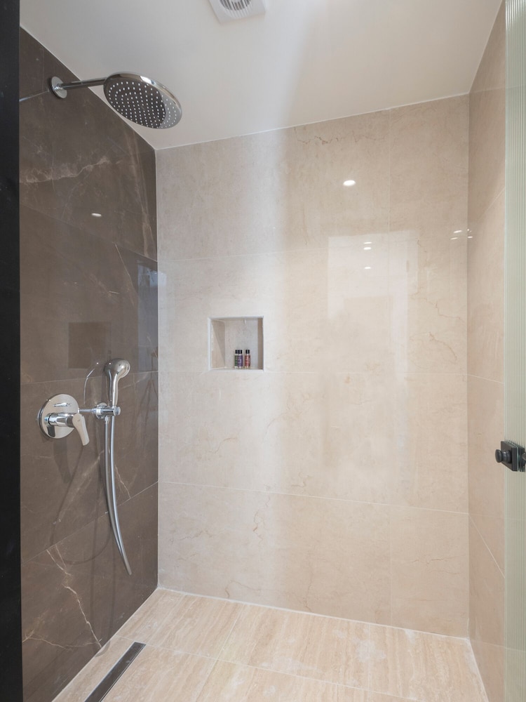 Aethrion Luxury Villas & Suites