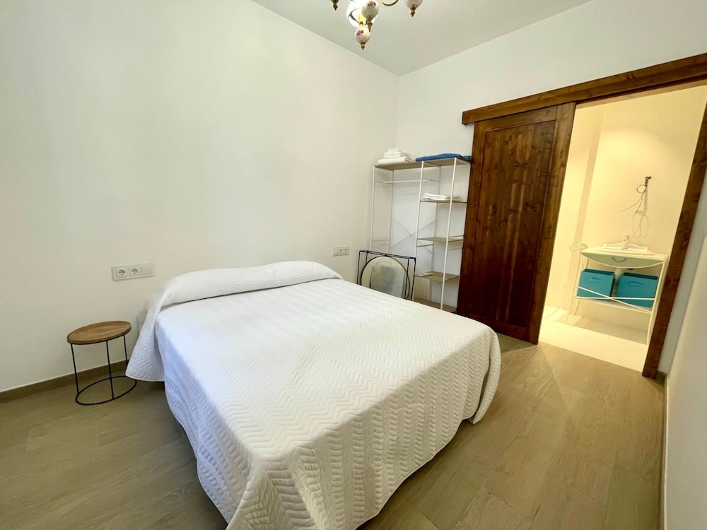 Los Angeles With 3 Bedrooms and 3 Bathrooms