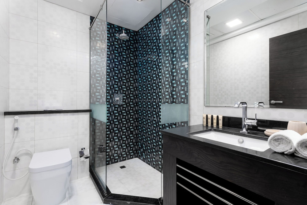 Maison Privee - Sleek Stay in Dubai Marina’s Famous Twisting Tower