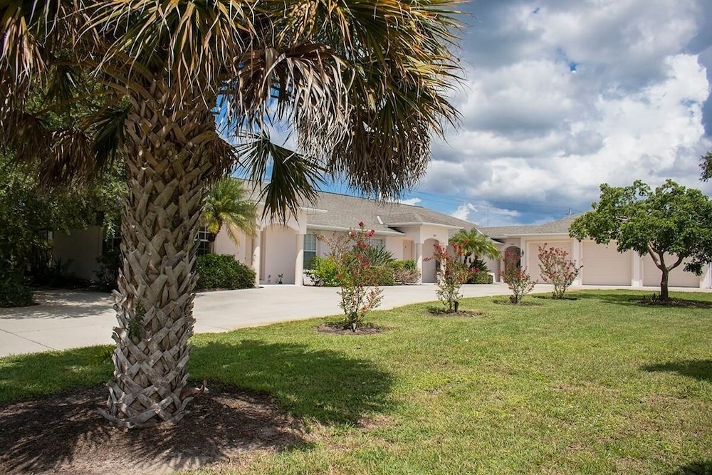 Rotonda West 2 Bedroom Condo w Lanai 9 miles to Gulf Beaches 2 Condo