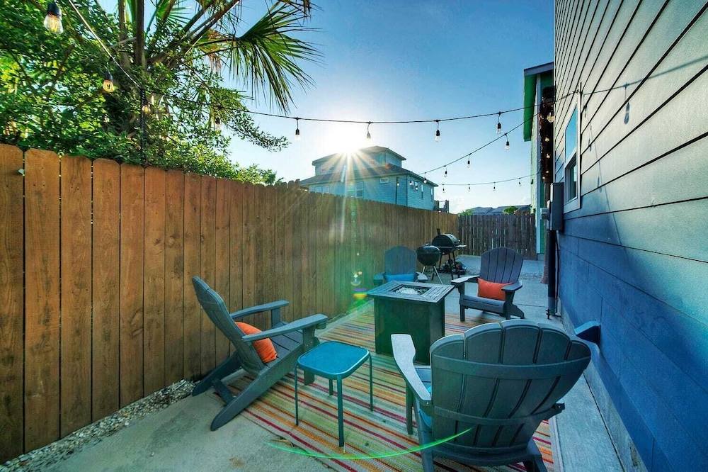 Sleeps 24, 2 Homes Pool, Backyard Tiki Bar, Fire Pit, Cornhole Walk to Beach