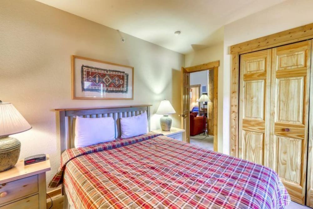 Spacious 4 Bedroom Mountain Vacation Rental With Private Hot Tub and Free Shuttle to Slopes view 5