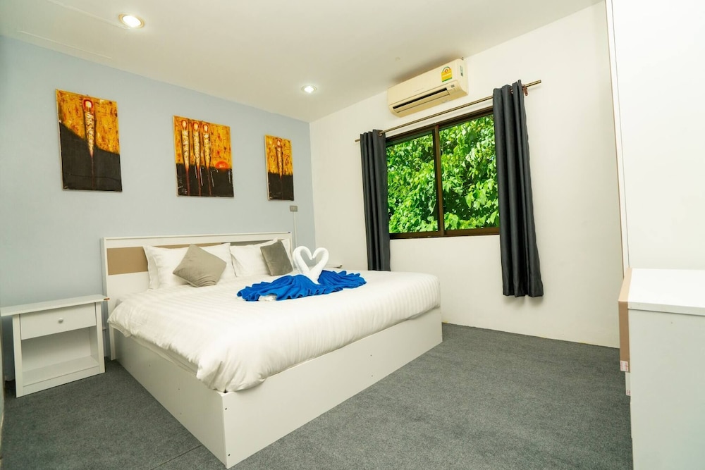 3 Bed 3 Bath Villa 400m to the Beach Sleeps 10