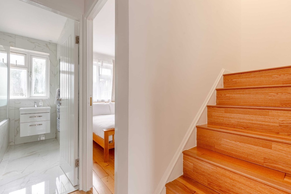 Spacious 4BD Home, Near Excel London!