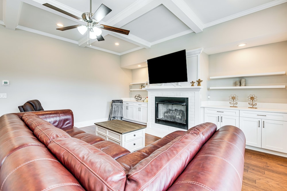 6 Mi to Downtown Atlanta: Spacious Home w/ Yard