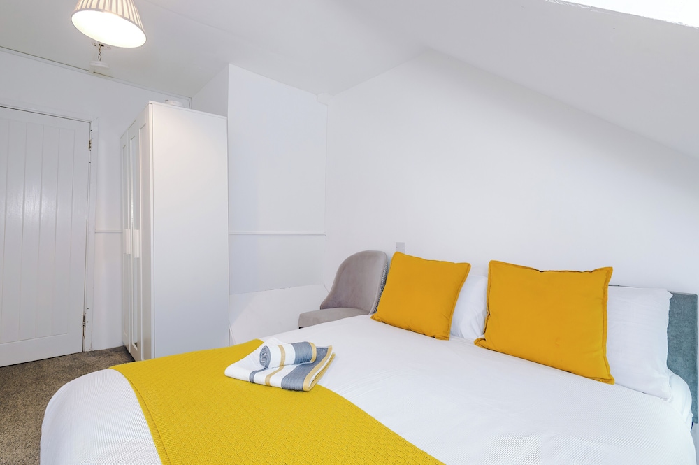 Large Modern 5-Bed House