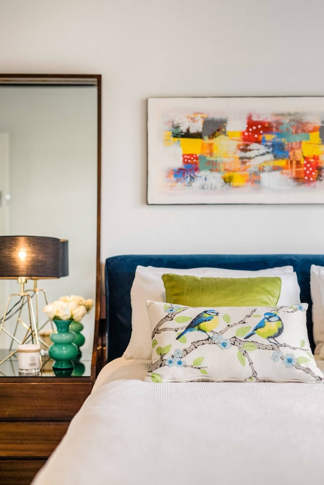 Renovated Retro Apartment Near Harbour Front Walks