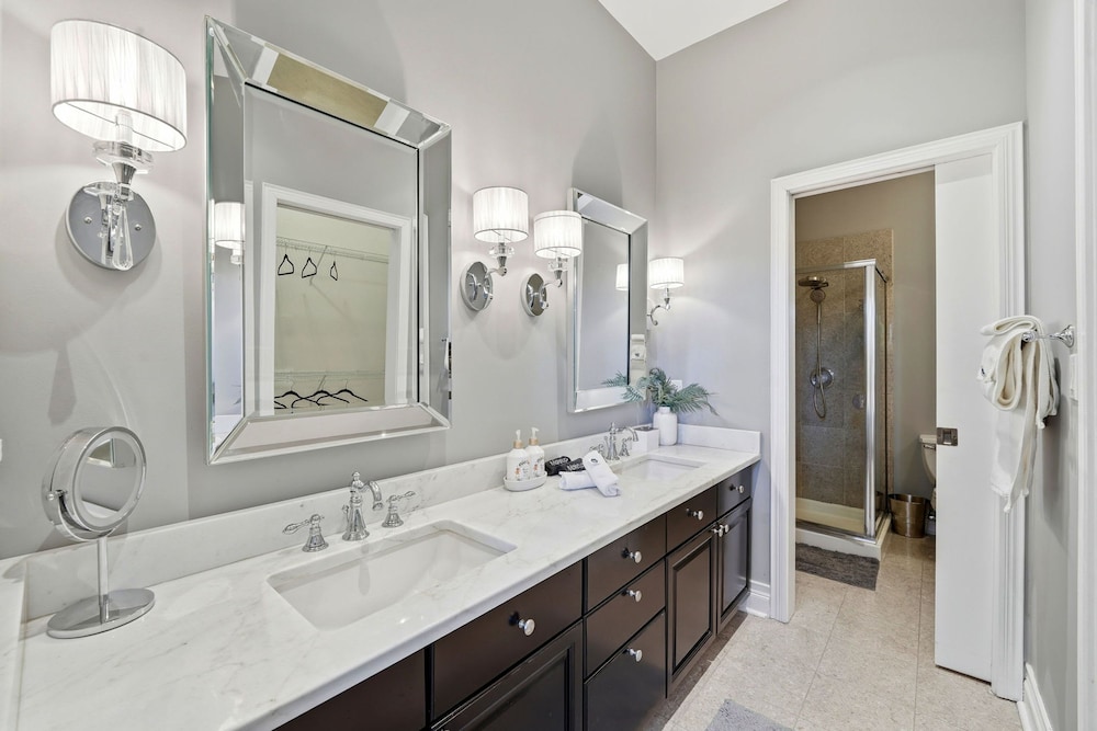 Modern 4-bedroom Townhouse in River West